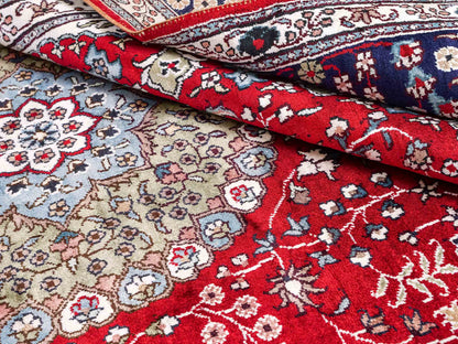 Feiner, handgeknüpfter, chinesischer Orientteppich mit Nain Design aus Kunstseide, rot, blau, creme. 246x152 cm. Verkauf durch Jupiter Intl.