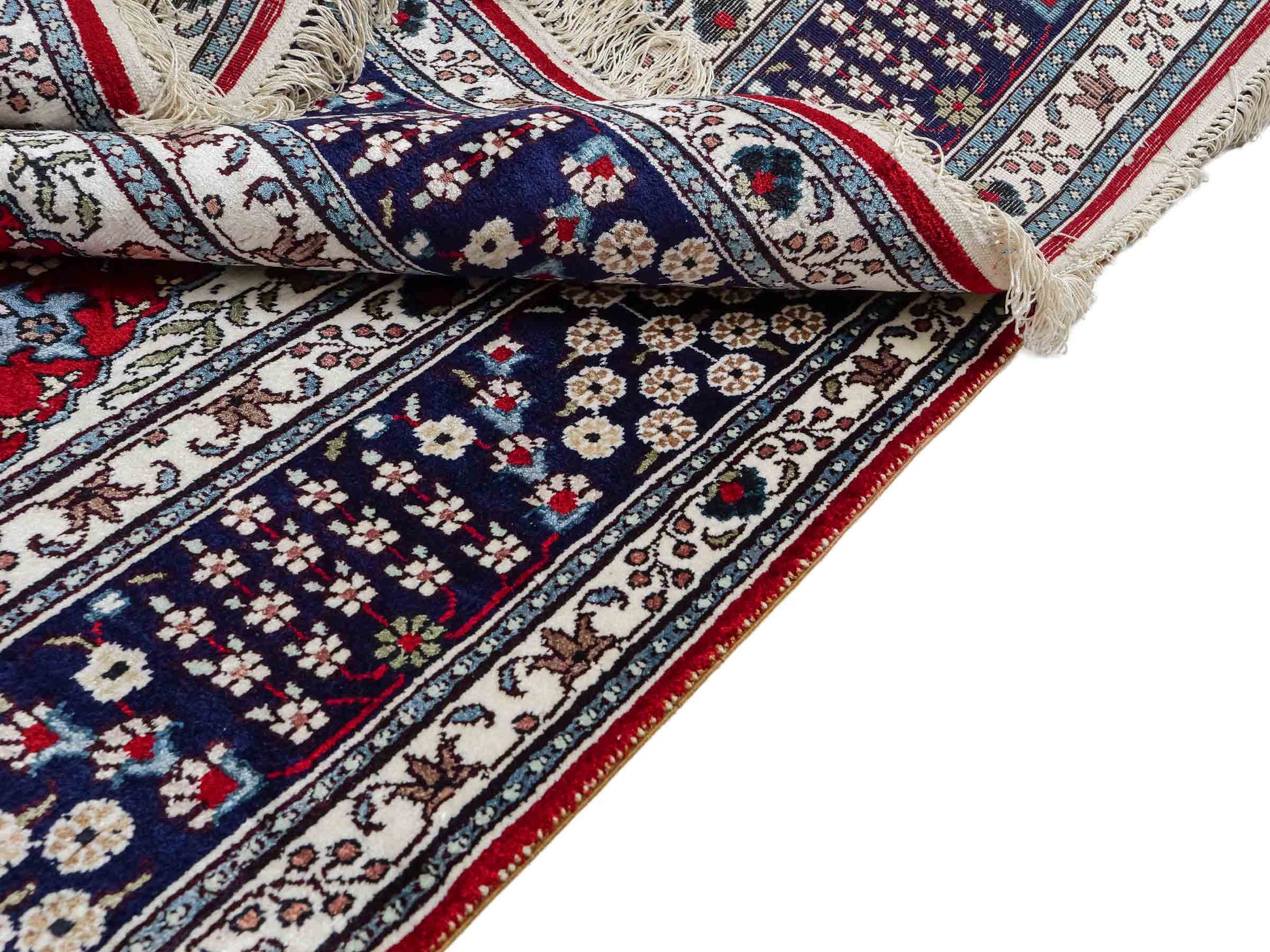 Feiner, handgeknüpfter, chinesischer Orientteppich mit Nain Design aus Kunstseide, rot, blau, creme. 246x152 cm. Verkauf durch Jupiter Intl.
