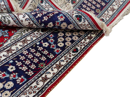 Feiner, handgeknüpfter, chinesischer Orientteppich mit Nain Design aus Kunstseide, rot, blau, creme. 246x152 cm. Verkauf durch Jupiter Intl.