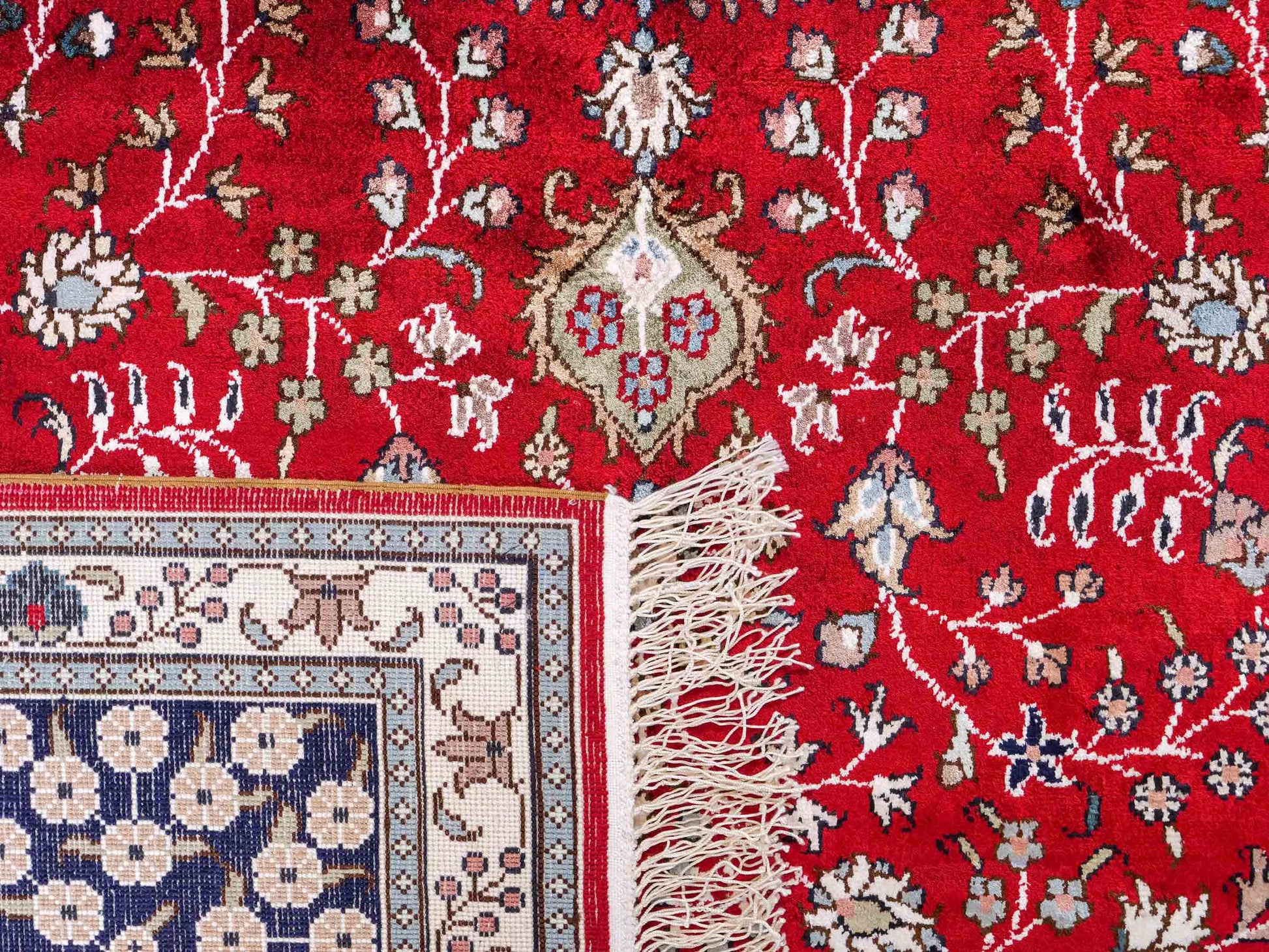 Feiner, handgeknüpfter, chinesischer Orientteppich mit Nain Design aus Kunstseide, rot, blau, creme. 246x152 cm. Verkauf durch Jupiter Intl.