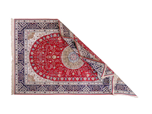 Feiner, handgeknüpfter, chinesischer Orientteppich mit Nain Design aus Kunstseide, rot, blau, creme. 246x152 cm. Verkauf durch Jupiter Intl.