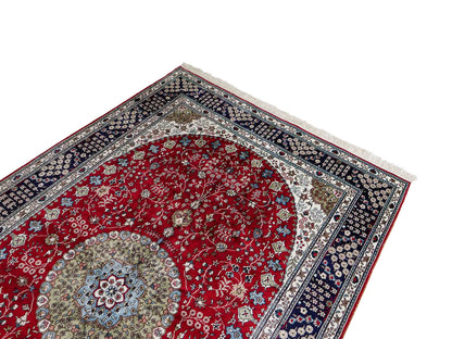 Feiner, handgeknüpfter, chinesischer Orientteppich mit Nain Design aus Kunstseide, rot, blau, creme. 246x152 cm. Verkauf durch Jupiter Intl.