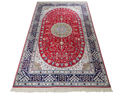 Feiner, handgeknüpfter, chinesischer Orientteppich mit Nain Design aus Kunstseide, rot, blau, creme. 246x152 cm. Verkauf durch Jupiter Intl.