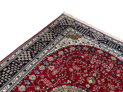 Feiner, handgeknüpfter, chinesischer Orientteppich mit Nain Design aus Kunstseide, rot, blau, creme. 246x152 cm. Verkauf durch Jupiter Intl.