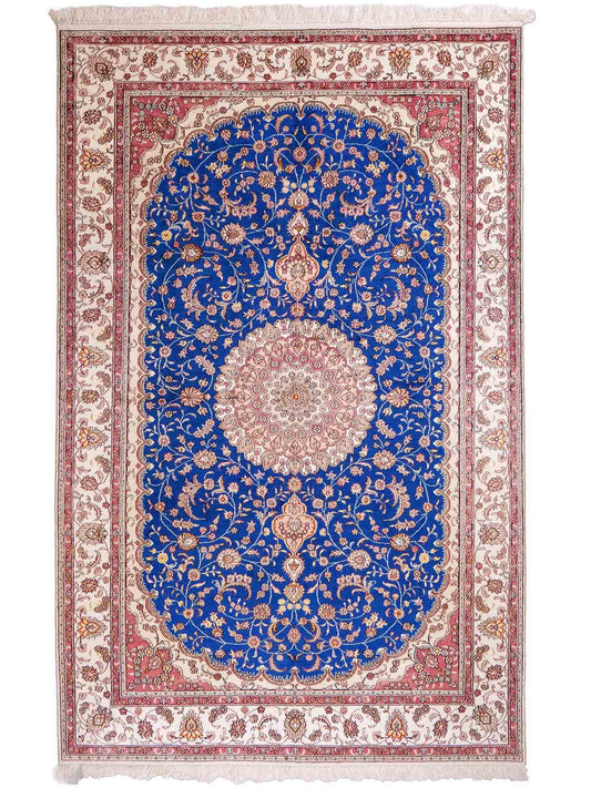 Feiner, handgefknüpfter, chinesischer Orientteppich mit Nain Design aus Kunstseide, blau, creme, weiß. 247x155 cm. Verkauf durch Jupiter Intl.