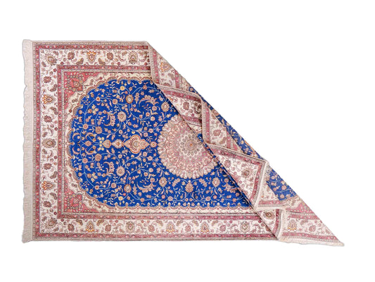 Feiner, handgefknüpfter, chinesischer Orientteppich mit Nain Design aus Kunstseide, blau, creme, weiß. 247x155 cm. Verkauf durch Jupiter Intl.