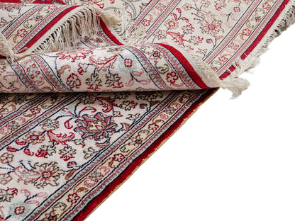 Feiner, handgeknüpfter, chinesischer Orientteppich mit Nain Design aus Kunstseide, rot, weiß, creme. 263x180 cm. Verkauf durch Jupiter Intl.
