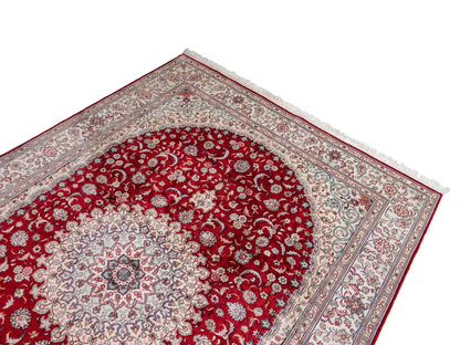 Feiner, handgeknüpfter, chinesischer Orientteppich mit Nain Design aus Kunstseide, rot, weiß, creme. 263x180 cm. Verkauf durch Jupiter Intl.