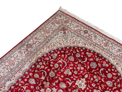 Feiner, handgeknüpfter, chinesischer Orientteppich mit Nain Design aus Kunstseide, rot, weiß, creme. 263x180 cm. Verkauf durch Jupiter Intl.