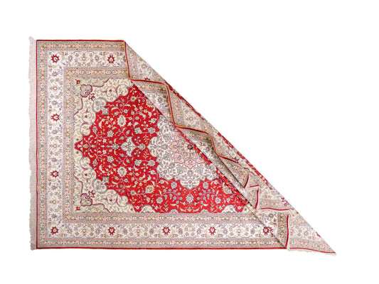 Feiner, handgeknüpfter, chinesischer Orientteppich mit Nain Design aus Kunstseide, rot, weiß, creme. 272x188 cm. Verkauf durch Jupiter Intl.