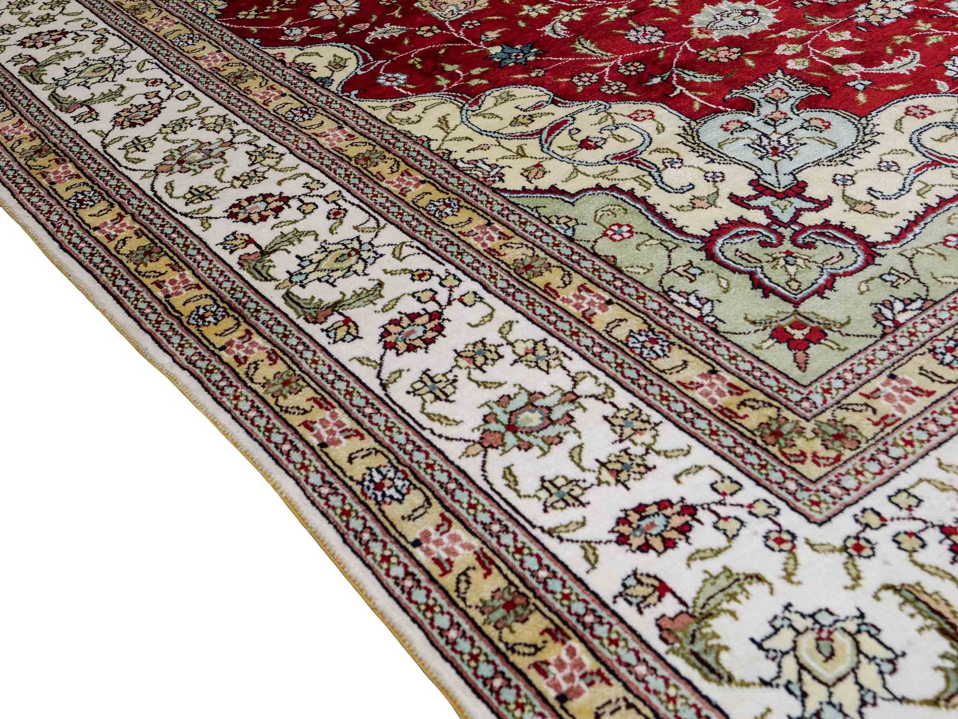 Feiner, handgeknüpfter China Nain Orientteppich aus Kunstseide, rot, weiß. 276x182 cm. Verkauf durch Jupiter Intl.