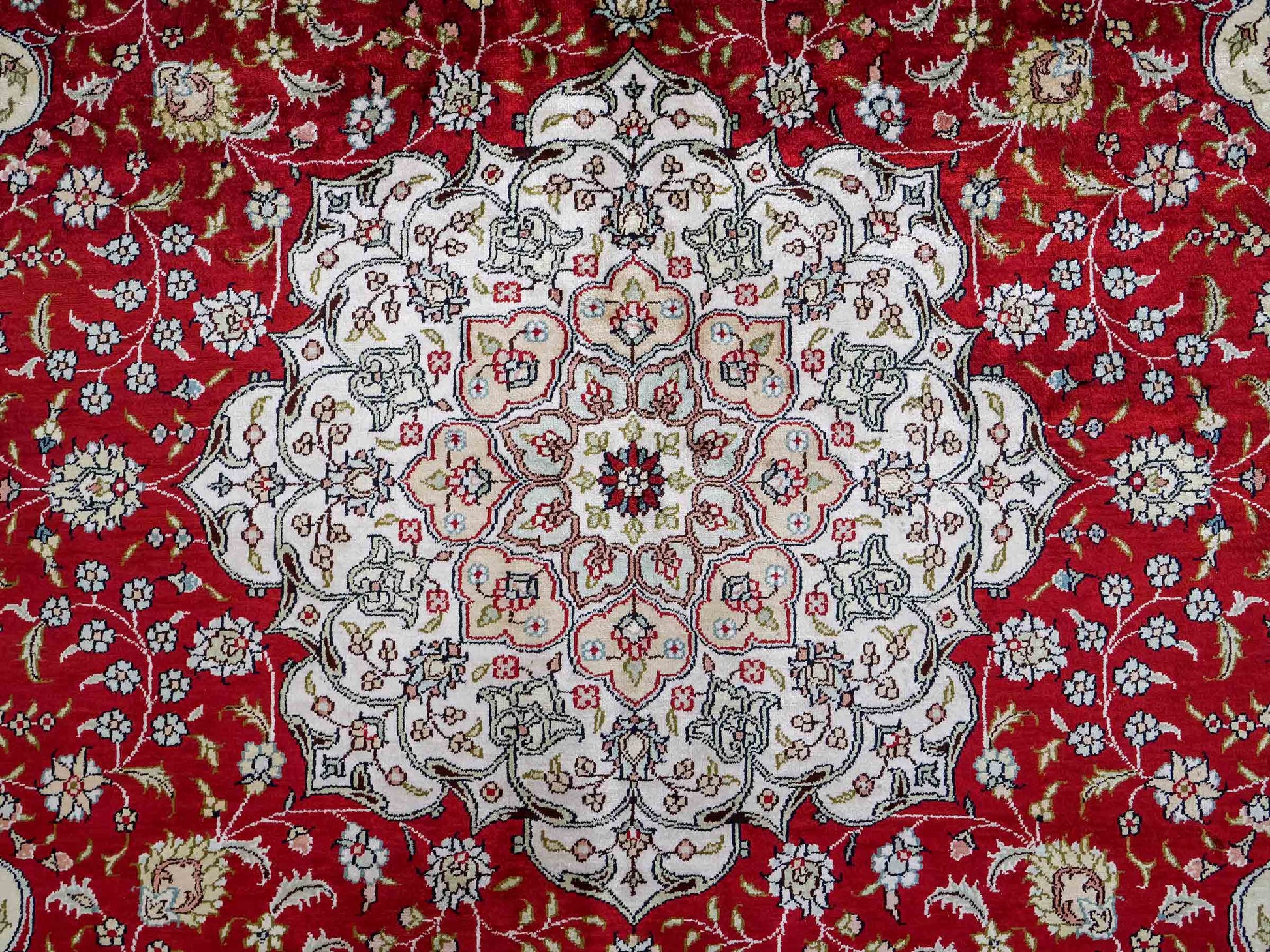 Feiner, handgeknüpfter China Nain Orientteppich aus Kunstseide, rot, weiß. 276x182 cm. Verkauf durch Jupiter Intl.