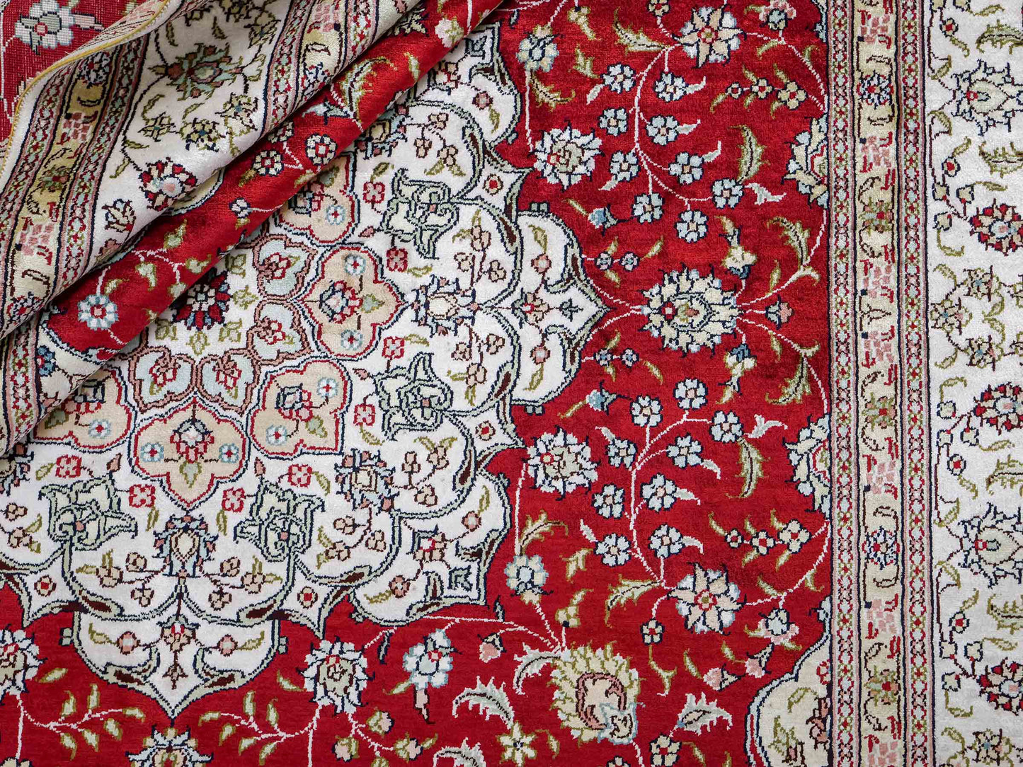 Feiner, handgeknüpfter China Nain Orientteppich aus Kunstseide, rot, weiß. 276x182 cm. Verkauf durch Jupiter Intl.