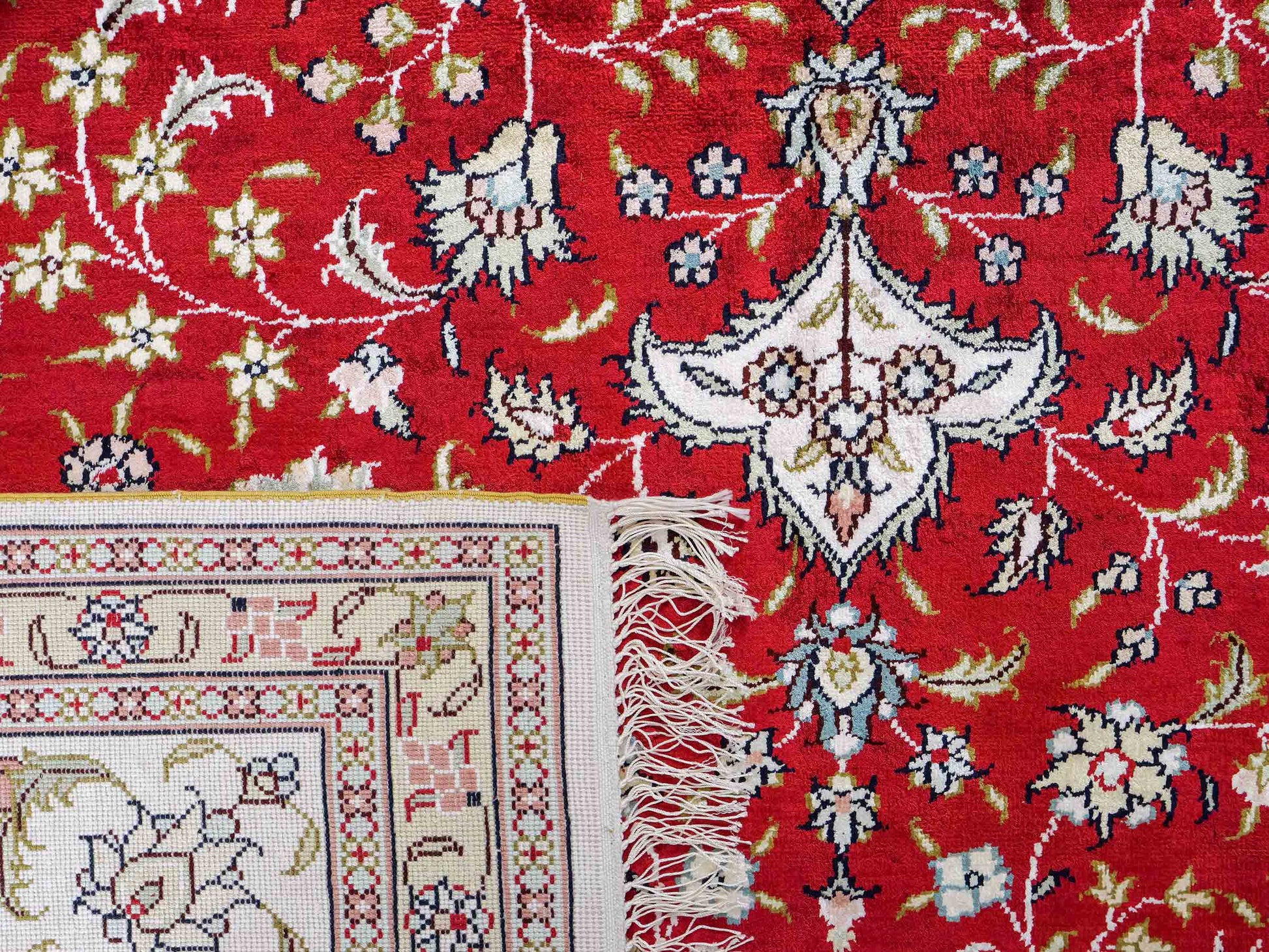Feiner, handgeknüpfter China Nain Orientteppich aus Kunstseide, rot, weiß. 276x182 cm. Verkauf durch Jupiter Intl.