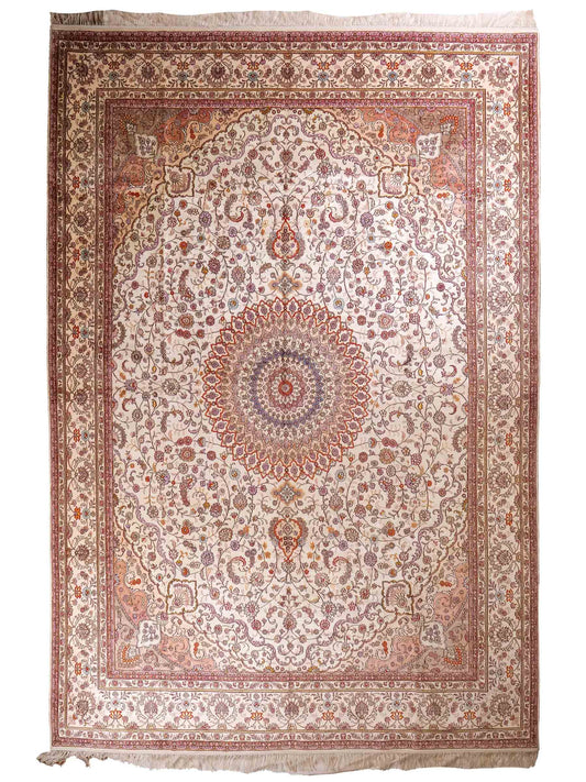 Feiner, handgeknüpfter Art Nain aus Kunstseide. Ursprung China. Größe: 367 x 277 cm. Hauptfarben: Weiß, Creme, Rosa, Lila. Vertrieb durch JUPITER Intl.