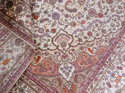 Feiner, handgeknüpfter Art Nain aus Kunstseide. Ursprung China. Größe: 367 x 277 cm. Hauptfarben: Weiß, Creme, Rosa, Lila. Vertrieb durch JUPITER Intl.