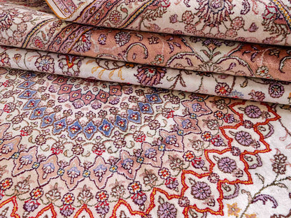 Feiner, handgeknüpfter Art Nain aus Kunstseide. Ursprung China. Größe: 367 x 277 cm. Hauptfarben: Weiß, Creme, Rosa, Lila. Vertrieb durch JUPITER Intl.