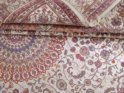 Feiner, handgeknüpfter Art Nain aus Kunstseide. Ursprung China. Größe: 367 x 277 cm. Hauptfarben: Weiß, Creme, Rosa, Lila. Vertrieb durch JUPITER Intl.
