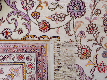 Feiner, handgeknüpfter Art Nain aus Kunstseide. Ursprung China. Größe: 367 x 277 cm. Hauptfarben: Weiß, Creme, Rosa, Lila. Vertrieb durch JUPITER Intl.