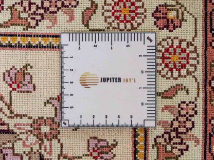 Feiner, handgeknüpfter Art Nain aus Kunstseide. Ursprung China. Größe: 367 x 277 cm. Hauptfarben: Weiß, Creme, Rosa, Lila. Vertrieb durch JUPITER Intl.