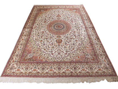 Feiner, handgeknüpfter Art Nain aus Kunstseide. Ursprung China. Größe: 367 x 277 cm. Hauptfarben: Weiß, Creme, Rosa, Lila. Vertrieb durch JUPITER Intl.