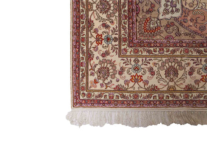 Feiner, handgeknüpfter Art Nain aus Kunstseide. Ursprung China. Größe: 367 x 277 cm. Hauptfarben: Weiß, Creme, Rosa, Lila. Vertrieb durch JUPITER Intl.