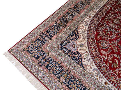 Feiner, handgeknüpfter Art Nain aus Kunstseide. Ursprung China. Größe: 379 x 273 cm. Hauptfarben: Rot, Blau. Vertrieb durch JUPITER Intl.