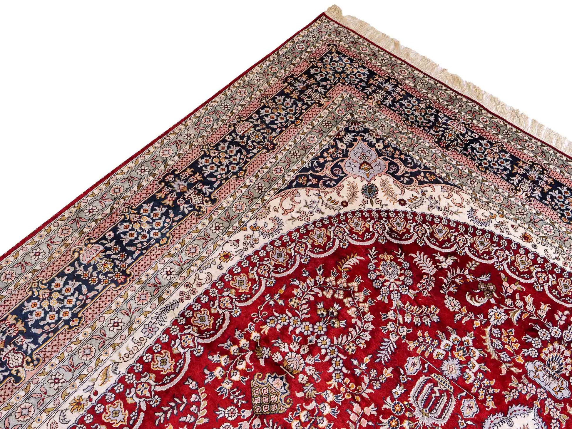 Feiner, handgeknüpfter Art Nain aus Kunstseide. Ursprung China. Größe: 379 x 273 cm. Hauptfarben: Rot, Blau. Vertrieb durch JUPITER Intl.