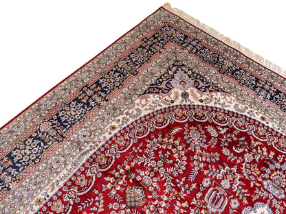 Feiner, handgeknüpfter Art Nain aus Kunstseide. Ursprung China. Größe: 379 x 273 cm. Hauptfarben: Rot, Blau. Vertrieb durch JUPITER Intl.