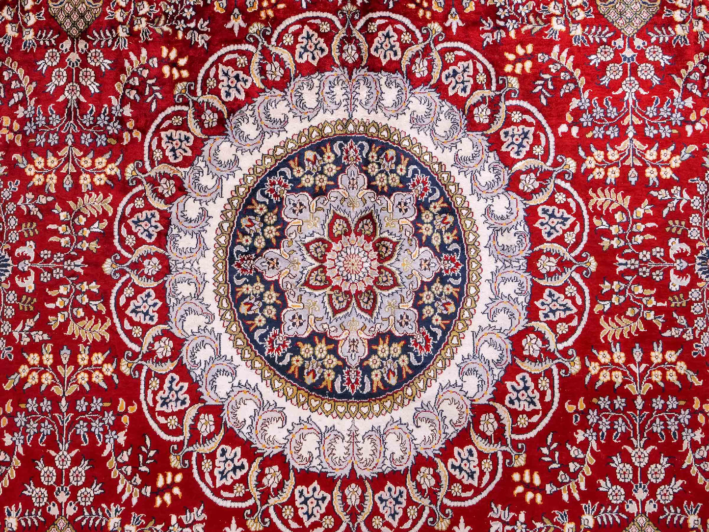 Feiner, handgeknüpfter Art Nain aus Kunstseide. Ursprung China. Größe: 379 x 273 cm. Hauptfarben: Rot, Blau. Vertrieb durch JUPITER Intl.