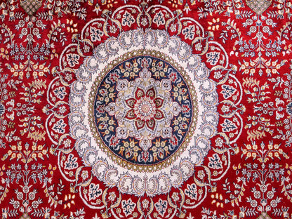 Feiner, handgeknüpfter Art Nain aus Kunstseide. Ursprung China. Größe: 379 x 273 cm. Hauptfarben: Rot, Blau. Vertrieb durch JUPITER Intl.
