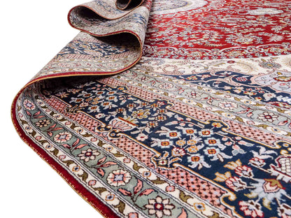 Feiner, handgeknüpfter Art Hereke aus Kunstseide. Ursprung China. Größe: 379 x 273 cm. Hauptfarben: Rot, Blau. Vertrieb durch JUPITER Intl.