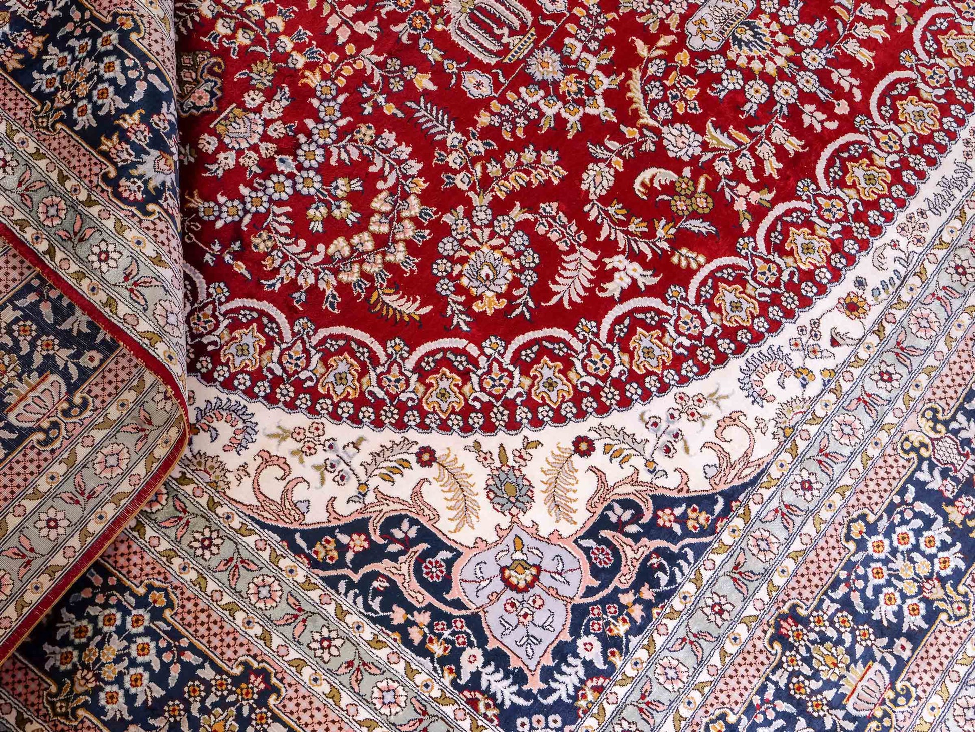 Feiner, handgeknüpfter Art Nain aus Kunstseide. Ursprung China. Größe: 379 x 273 cm. Hauptfarben: Rot, Blau. Vertrieb durch JUPITER Intl.