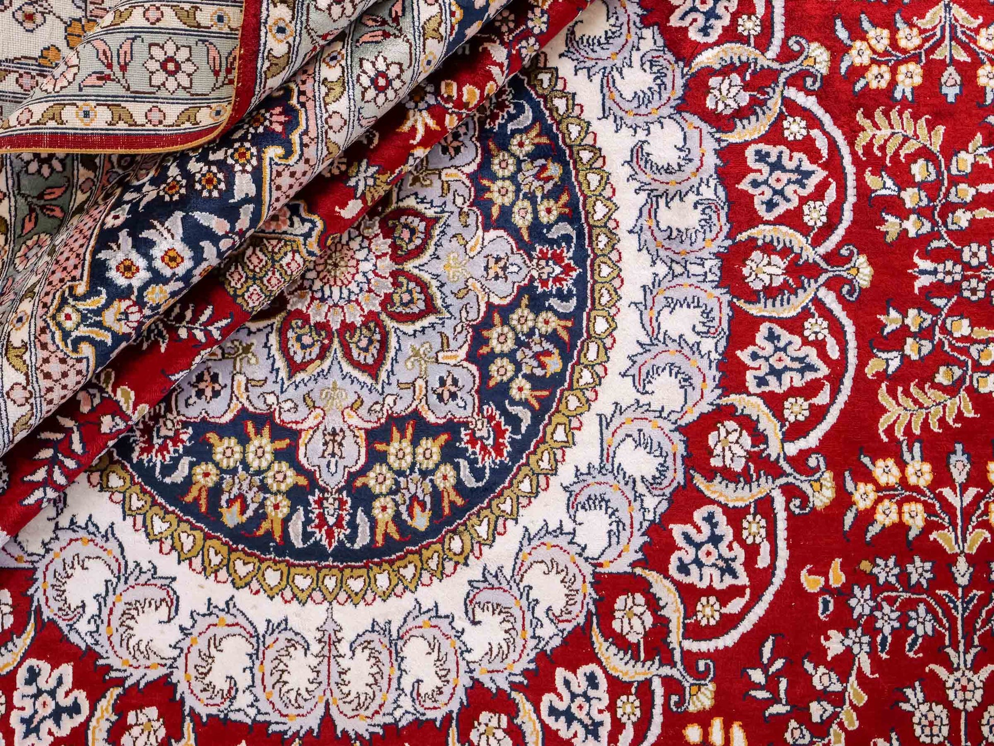 Feiner, handgeknüpfter Art Nain aus Kunstseide. Ursprung China. Größe: 379 x 273 cm. Hauptfarben: Rot, Blau. Vertrieb durch JUPITER Intl.