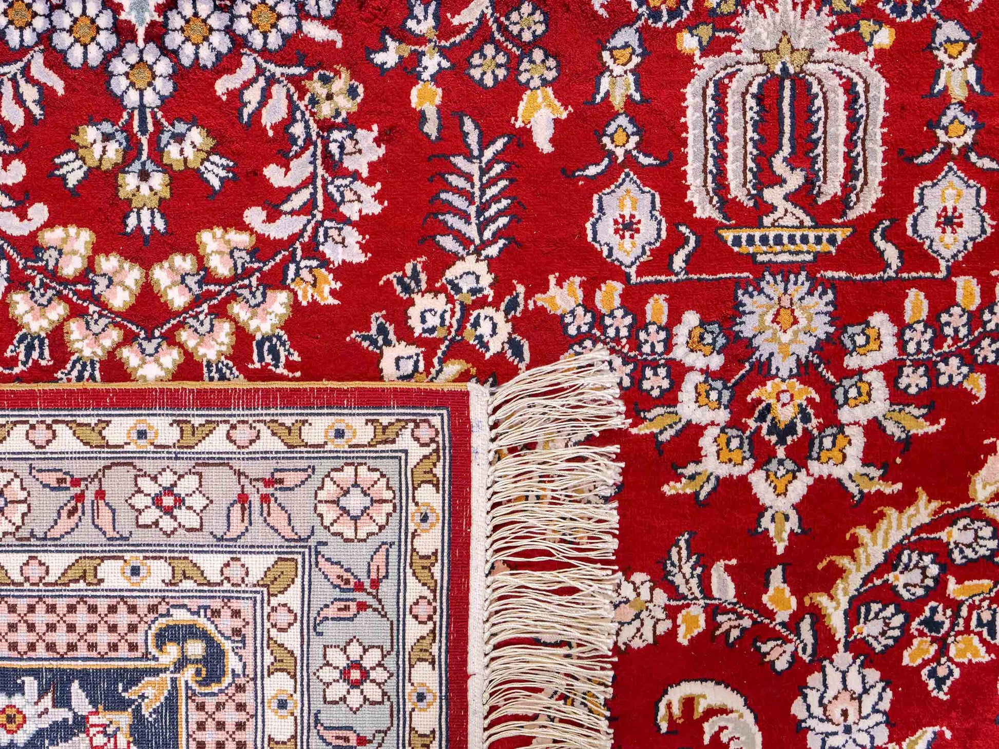 Feiner, handgeknüpfter Art Nain aus Kunstseide. Ursprung China. Größe: 379 x 273 cm. Hauptfarben: Rot, Blau. Vertrieb durch JUPITER Intl.