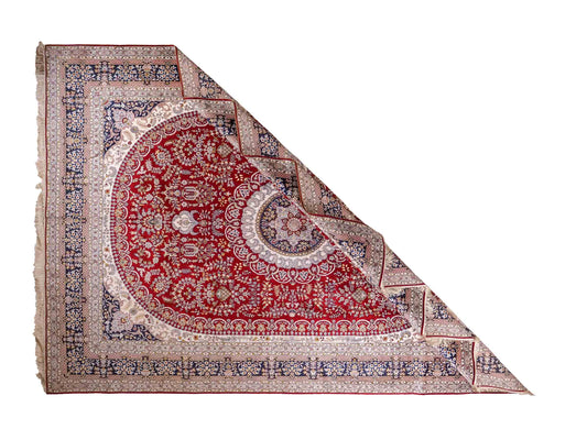 Feiner, handgeknüpfter Art Nain aus Kunstseide. Ursprung China. Größe: 379 x 273 cm. Hauptfarben: Rot, Blau. Vertrieb durch JUPITER Intl.