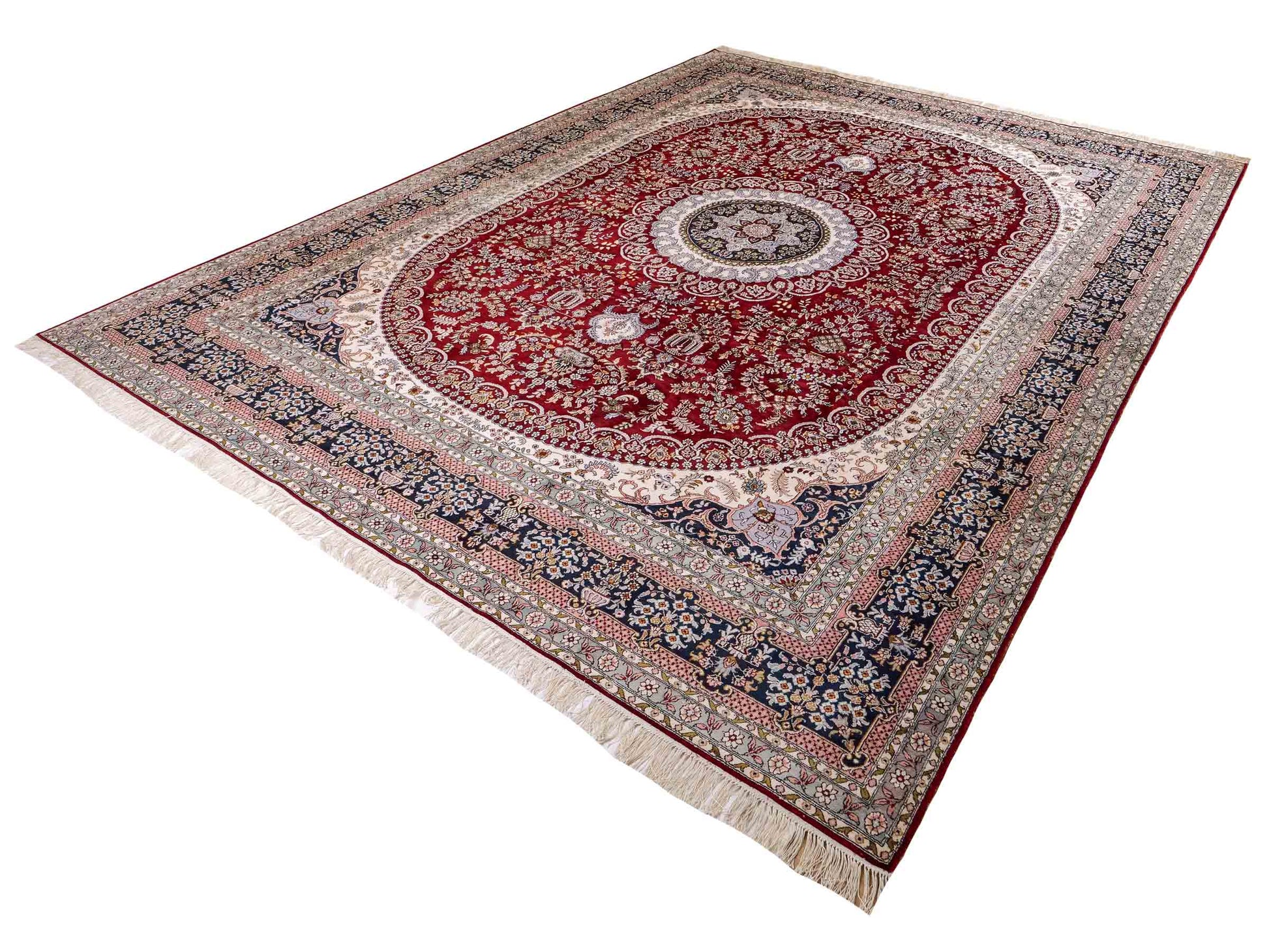 Feiner, handgeknüpfter Art Nain aus Kunstseide. Ursprung China. Größe: 379 x 273 cm. Hauptfarben: Rot, Blau. Vertrieb durch JUPITER Intl.