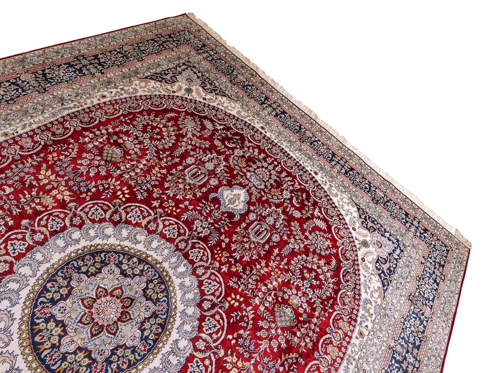 Feiner, handgeknüpfter Art Nain aus Kunstseide. Ursprung China. Größe: 379 x 273 cm. Hauptfarben: Rot, Blau. Vertrieb durch JUPITER Intl.