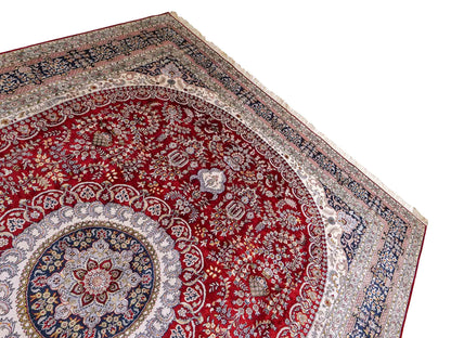 Feiner, handgeknüpfter Art Nain aus Kunstseide. Ursprung China. Größe: 379 x 273 cm. Hauptfarben: Rot, Blau. Vertrieb durch JUPITER Intl.