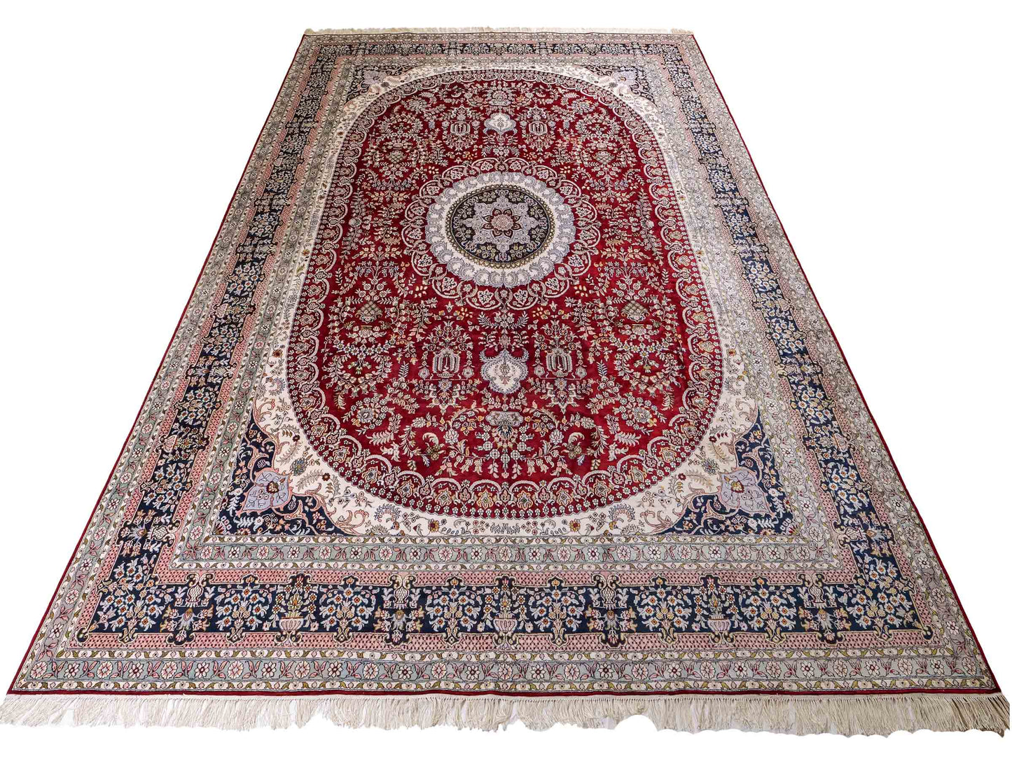 Feiner, handgeknüpfter Art Nain aus Kunstseide. Ursprung China. Größe: 379 x 273 cm. Hauptfarben: Rot, Blau. Vertrieb durch JUPITER Intl.