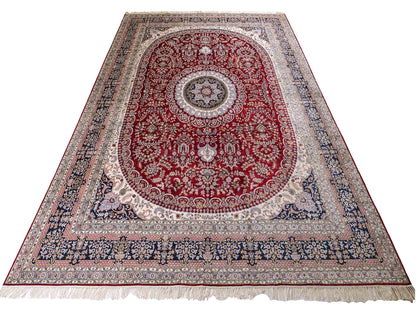Feiner, handgeknüpfter Art Nain aus Kunstseide. Ursprung China. Größe: 379 x 273 cm. Hauptfarben: Rot, Blau. Vertrieb durch JUPITER Intl.