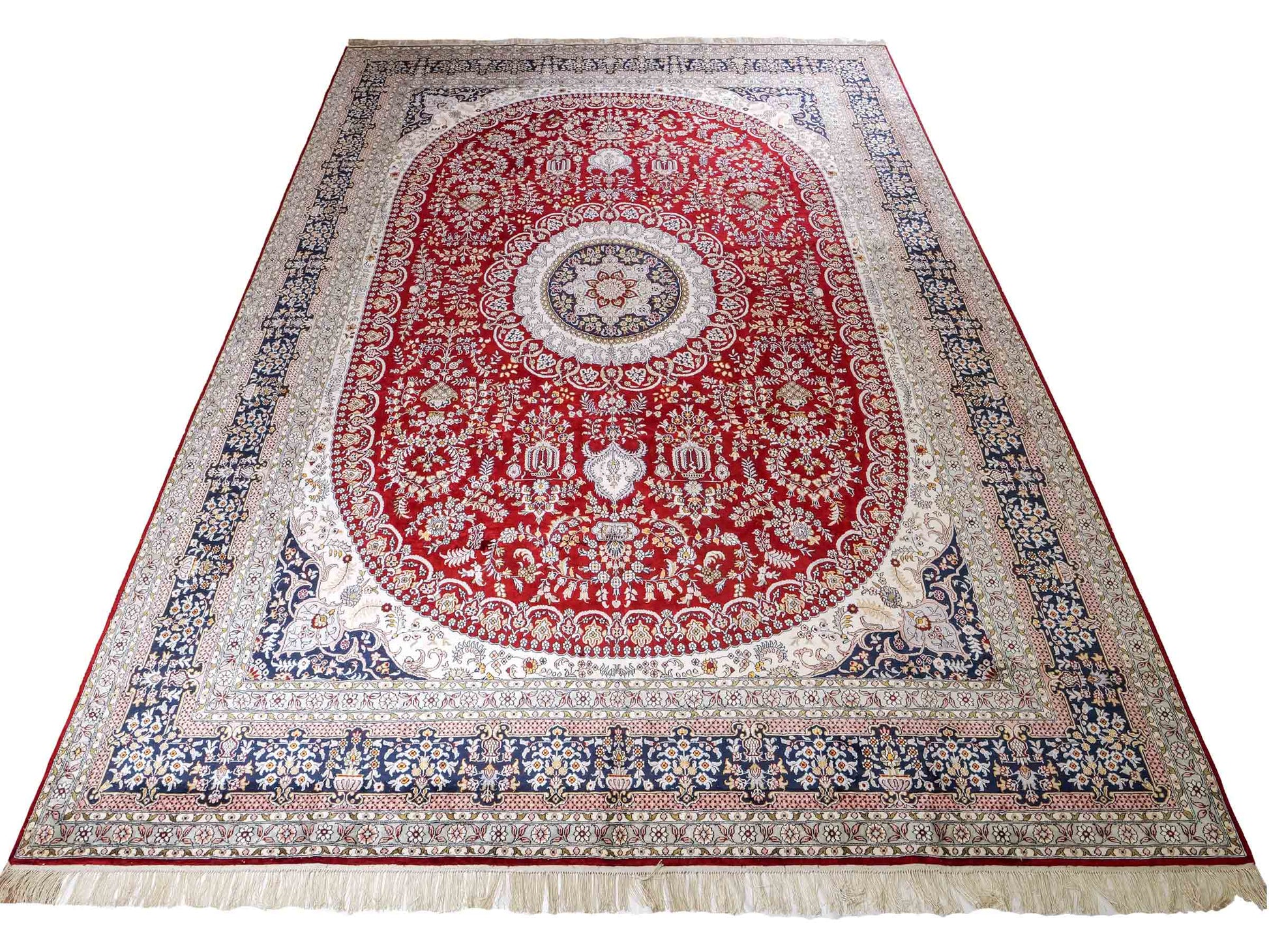Feiner, handgeknüpfter Art Nain aus Kunstseide. Ursprung China. Größe: 379 x 273 cm. Hauptfarben: Rot, Blau. Vertrieb durch JUPITER Intl.