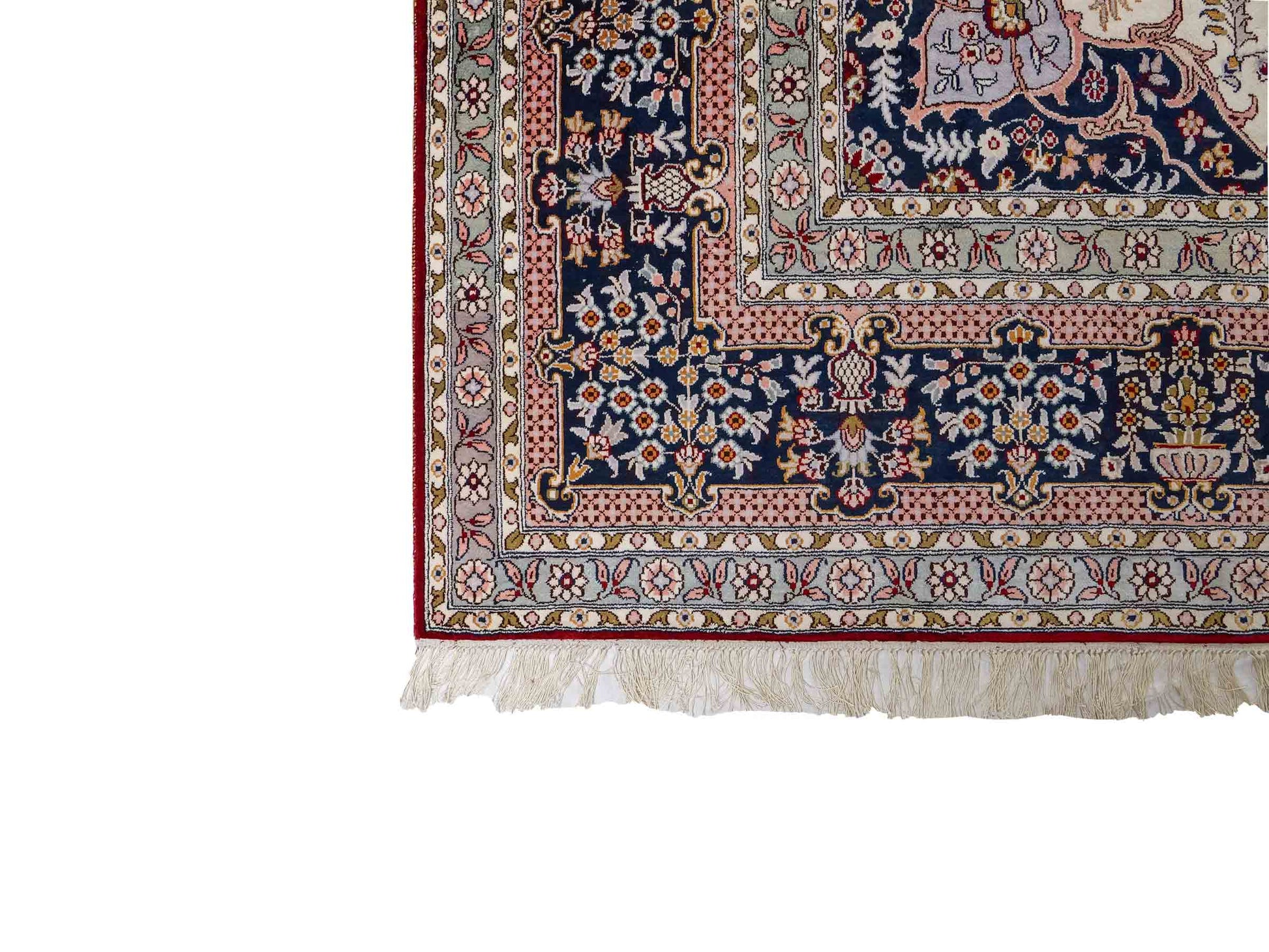 Feiner, handgeknüpfter Art Nain aus Kunstseide. Ursprung China. Größe: 379 x 273 cm. Hauptfarben: Rot, Blau. Vertrieb durch JUPITER Intl.