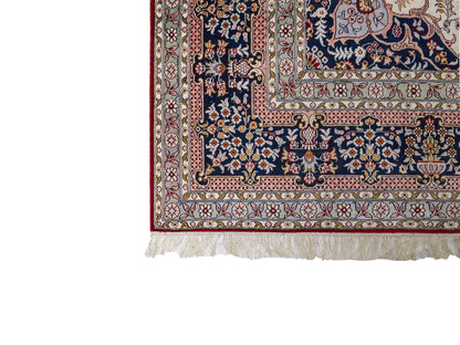 Feiner, handgeknüpfter Art Nain aus Kunstseide. Ursprung China. Größe: 379 x 273 cm. Hauptfarben: Rot, Blau. Vertrieb durch JUPITER Intl.