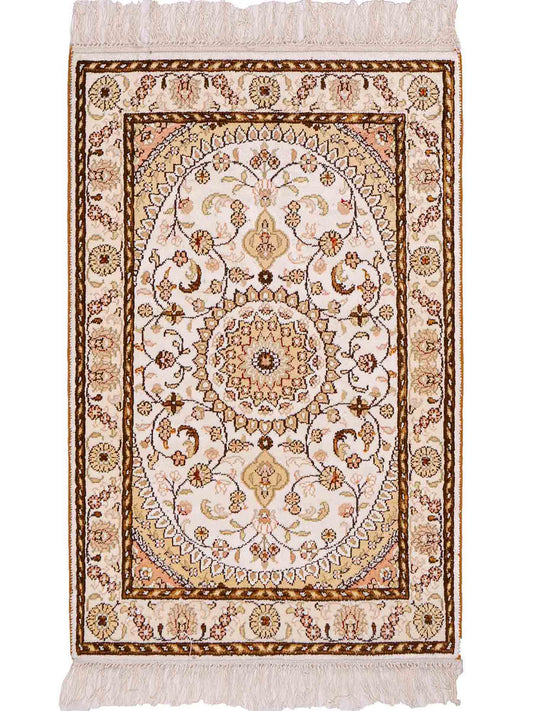 Feiner, handgeknüpfter, chinesischer Orientteppich mit Nain Design aus Kunstseide, weiß, creme, gold. 88x59 cm. Verkauf durch Jupiter Intl.