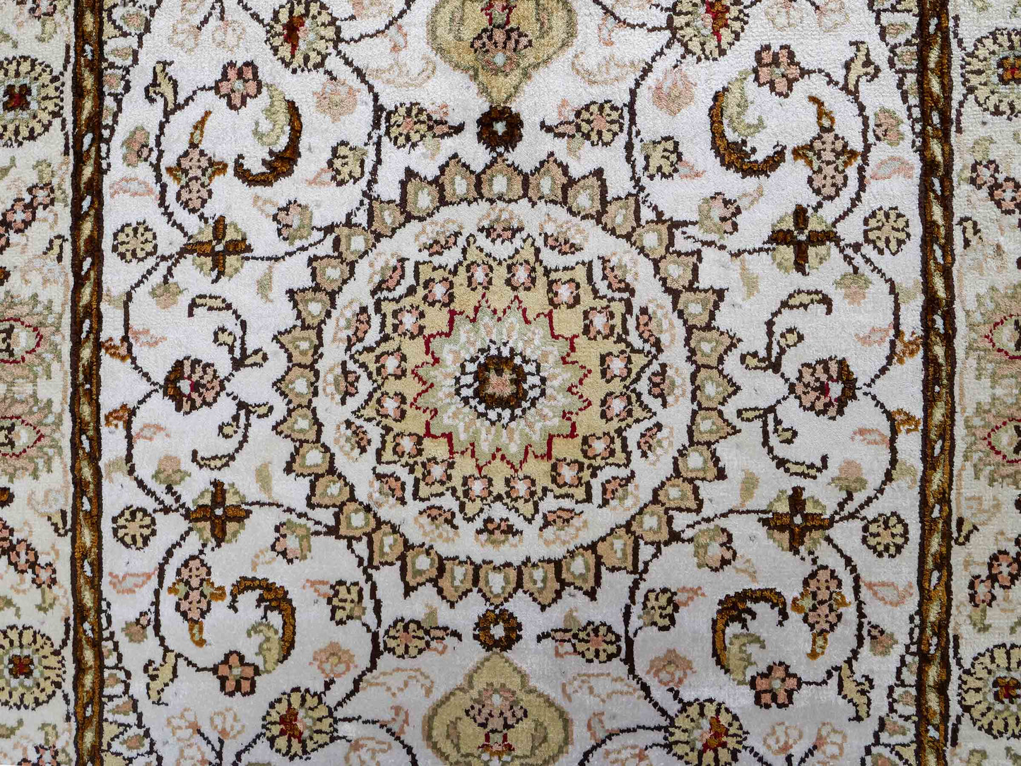 Feiner, handgeknüpfter, chinesischer Orientteppich mit Nain Design aus Kunstseide, weiß, creme, gold. 88x59 cm. Verkauf durch Jupiter Intl.