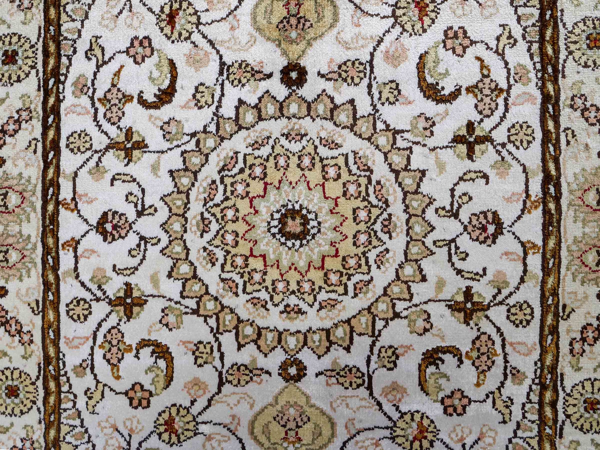 Feiner, handgeknüpfter, chinesischer Orientteppich mit Nain Design aus Kunstseide, weiß, creme, gold. 88x59 cm. Verkauf durch Jupiter Intl.