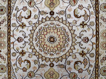 Feiner, handgeknüpfter, chinesischer Orientteppich mit Nain Design aus Kunstseide, weiß, creme, gold. 88x59 cm. Verkauf durch Jupiter Intl.