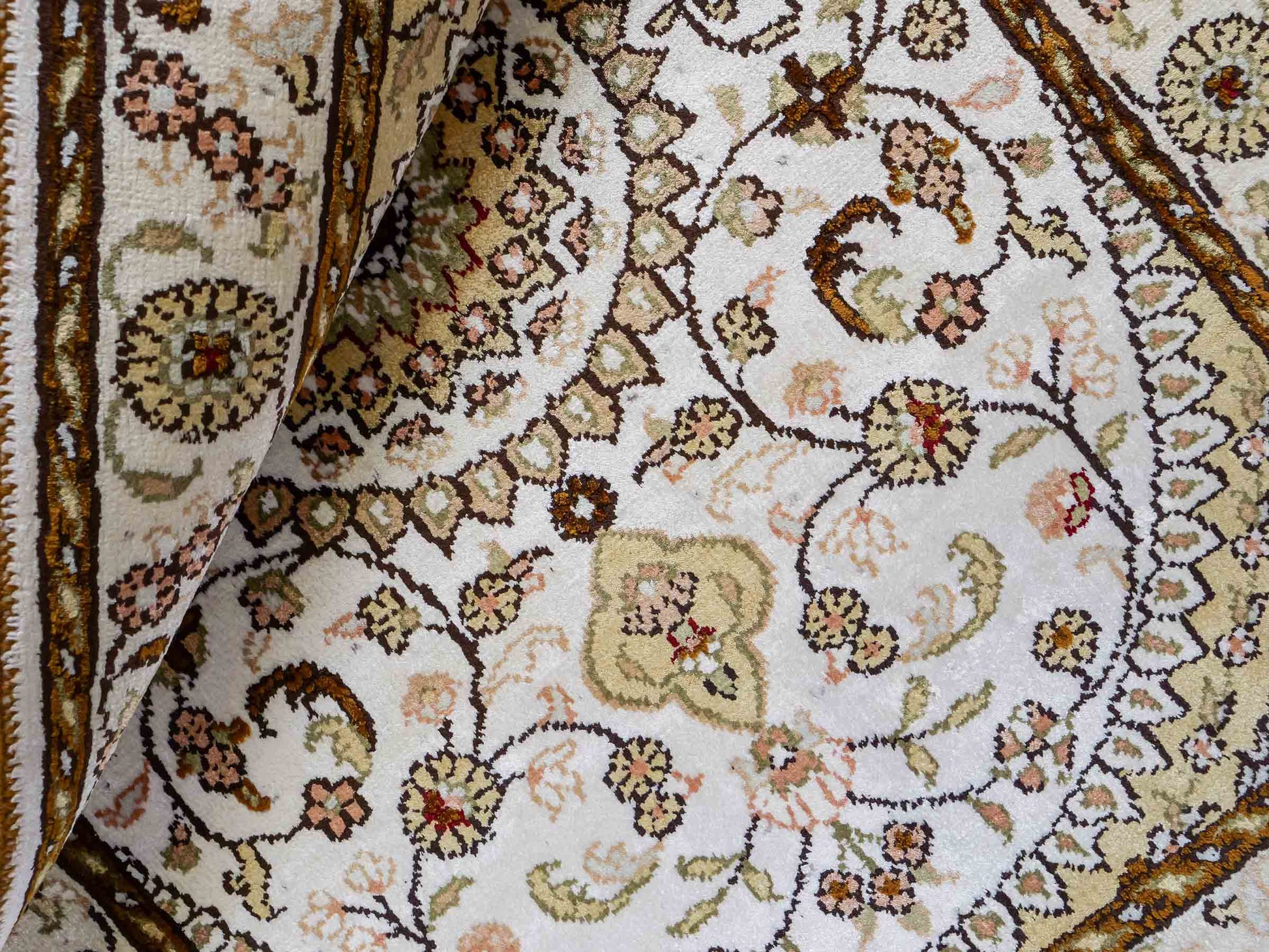 Feiner, handgeknüpfter, chinesischer Orientteppich mit Nain Design aus Kunstseide, weiß, creme, gold. 88x59 cm. Verkauf durch Jupiter Intl.