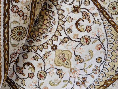 Feiner, handgeknüpfter, chinesischer Orientteppich mit Nain Design aus Kunstseide, weiß, creme, gold. 88x59 cm. Verkauf durch Jupiter Intl.